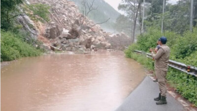 उत्तराखंड में बारिश का कहर जारी : 132 सड़कें बंद, नदियां चेतावनी रेखा के करीब, आज भी येलो अलर्ट