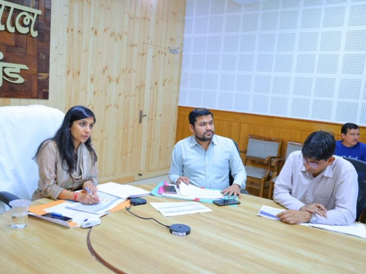 वन भूमि हस्तांतरण के लंबित मामलों पर डीएम स्वाति एस. भदौरिया सख्त, समयबद्ध निस्तारण के निर्देश, बैठक में अनुपस्थित रहने पर लोनिवि के अधीक्षण अभियंता को नोटिस और वेतन रोकने के आदेश