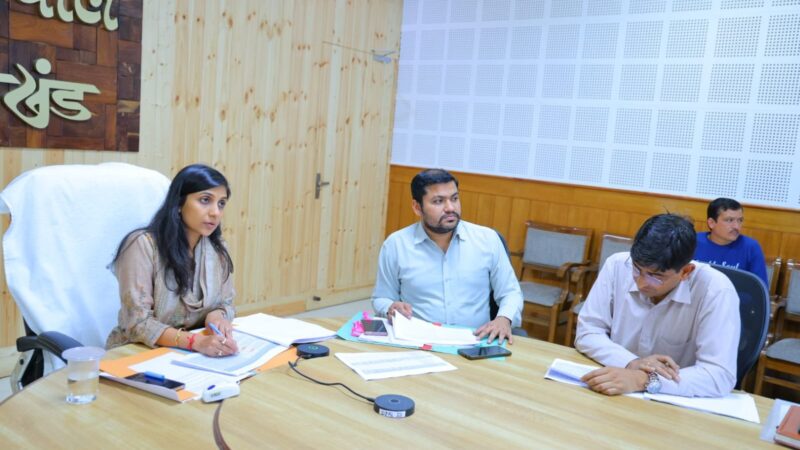 वन भूमि हस्तांतरण के लंबित मामलों पर डीएम स्वाति एस. भदौरिया सख्त, समयबद्ध निस्तारण के निर्देश, बैठक में अनुपस्थित रहने पर लोनिवि के अधीक्षण अभियंता को नोटिस और वेतन रोकने के आदेश