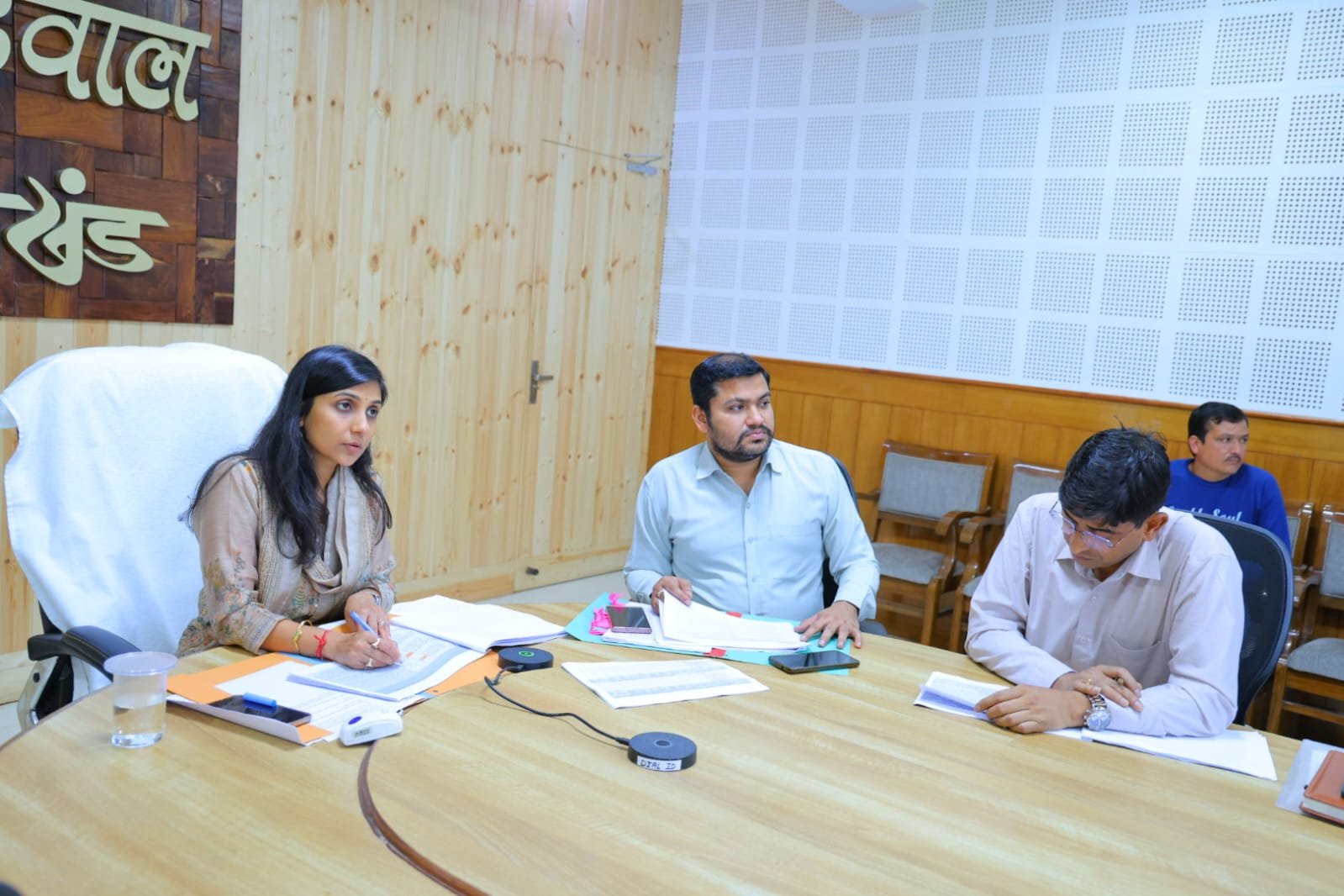 वन भूमि हस्तांतरण के लंबित मामलों पर डीएम स्वाति एस. भदौरिया सख्त, समयबद्ध निस्तारण के निर्देश, बैठक में अनुपस्थित रहने पर लोनिवि के अधीक्षण अभियंता को नोटिस और वेतन रोकने के आदेश