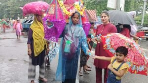 सर्व समाज सेवा संगठन ने बढ़ाया सेवा का हाथ, कांवड़ियों को बांटे फल और पेयजल