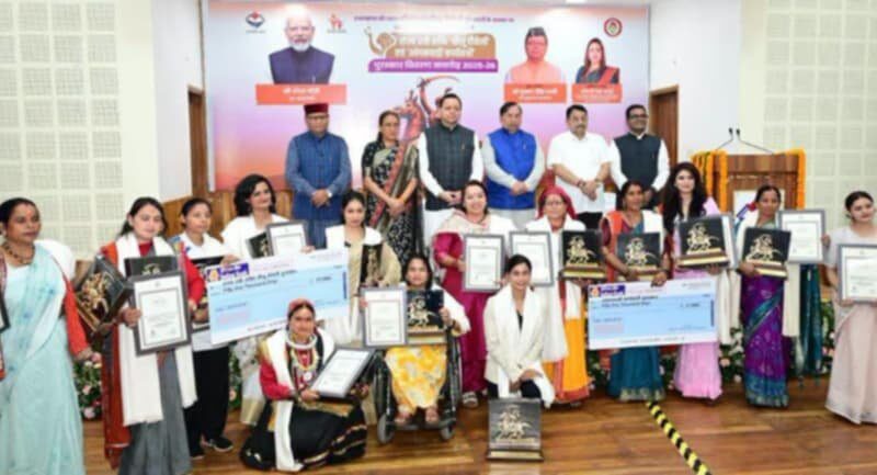 तीलू रौतेली एवं आंगनबाड़ी कार्यकत्री पुरस्कार से सम्मानित हुईं पौड़ी की छह मातृशक्ति