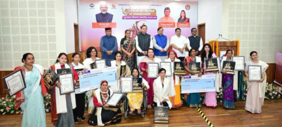 तीलू रौतेली एवं आंगनबाड़ी कार्यकत्री पुरस्कार से सम्मानित हुईं पौड़ी की छह मातृशक्ति