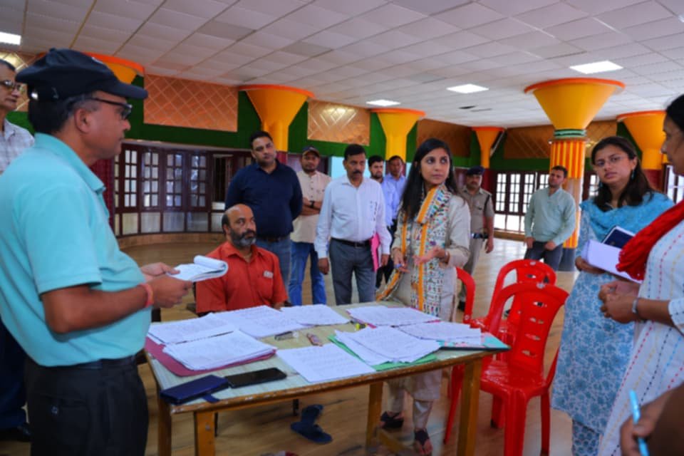 डीएम स्वाति एस. भदौरिया ने किया SIR एवं नगर पालिका कार्यों का निरीक्षण, पारदर्शिता और समयबद्धता के दिए निर्देश