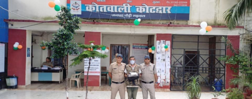 कोटद्वार : 2.046 किलो चरस के साथ हिस्ट्रीशीटर गिरफ्तार, तस्करी में प्रयुक्त मारुति कार सीज