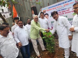 हरेला समापन पर मुंबई में गढ़वाल भ्रातृ मंडल ने किया वृक्षारोपण, महिलाओं को बांटे तुलसी के पौधे