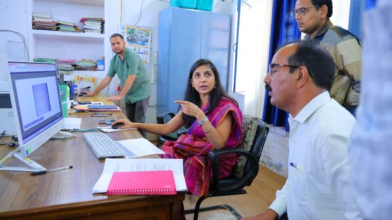 डीएम स्वाति एस. भदौरिया ने निर्वाचन कार्यालय का औचक निरीक्षण कर एसआईआर कार्यों की समीक्षा की