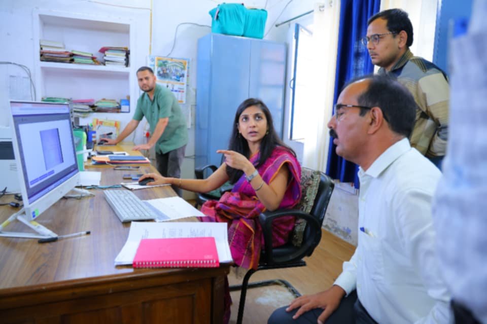डीएम स्वाति एस. भदौरिया ने निर्वाचन कार्यालय का औचक निरीक्षण कर एसआईआर कार्यों की समीक्षा की