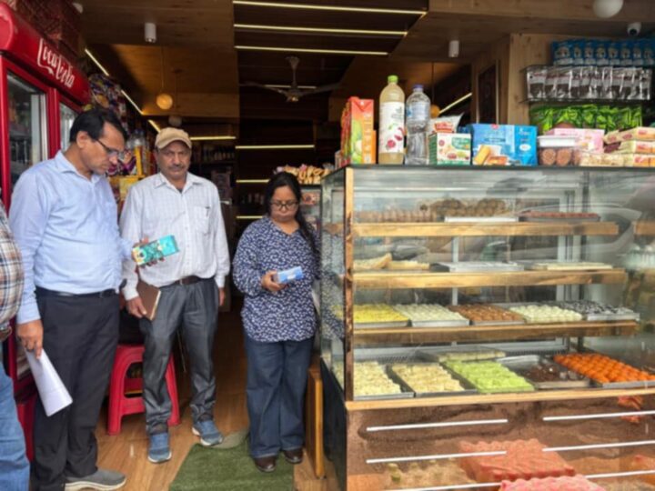 पौड़ी गढ़वाल : रक्षाबंधन-जन्माष्टमी से पहले खाद्य विभाग की छापेमारी, 20 खाद्य पदार्थों के नमूने लिए