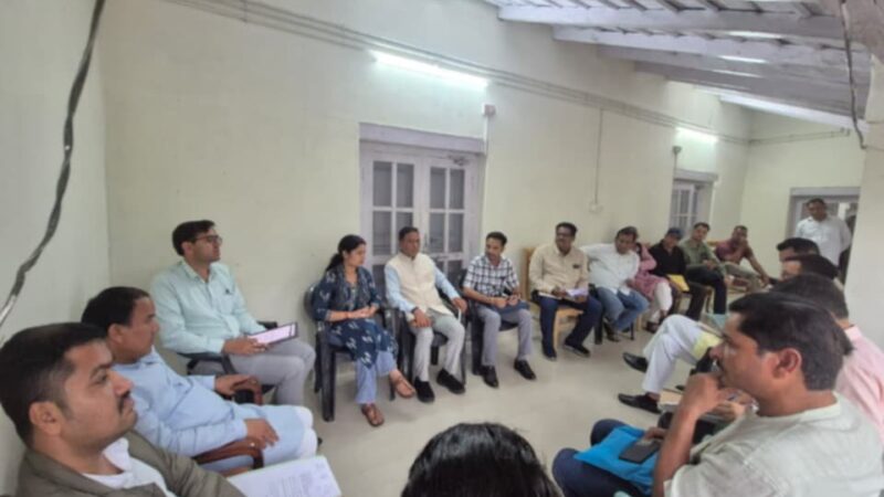थलीसैंण की सड़कों को लेकर कैबिनेट मंत्री ने की समीक्षा, वन भूमि के लंबित प्रकरण जल्द निपटाने को कहा