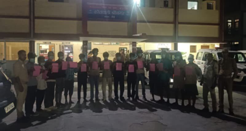 सार्वजनिक स्थल पर हुड़दंग करने वालों पर श्रीनगर पुलिस का शिकंजा, 15 हिरासत में