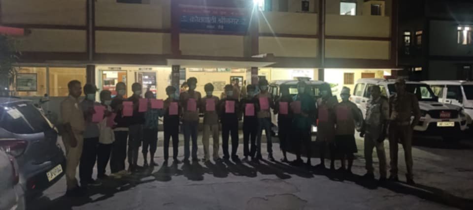 सार्वजनिक स्थल पर हुड़दंग करने वालों पर श्रीनगर पुलिस का शिकंजा, 15 हिरासत में