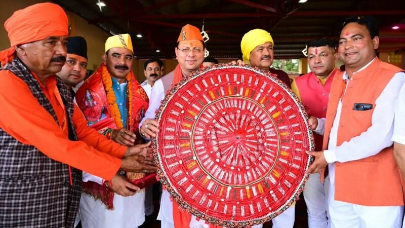 मुख्यमंत्री धामी ने माँ वाराही के दर्शन कर प्रदेशवासियों की सुख-समृद्धि की कामना की, देवीधुरा में फलों-फूलों से बरसी बग्वाल, ऐतिहासिक पाषाण युद्ध के साक्षी बने लाखों श्रद्धालु