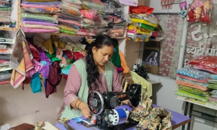 स्वरोजगार से संवरी जिंदगी, पहाड़ की सशक्त महिलाएं कलावती और रामेश्वरी