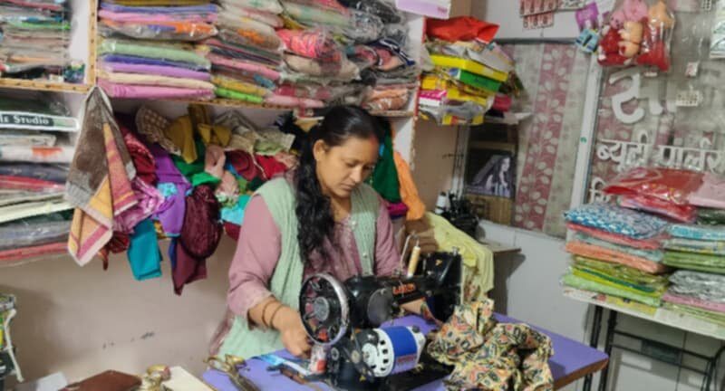 स्वरोजगार से संवरी जिंदगी, पहाड़ की सशक्त महिलाएं कलावती और रामेश्वरी