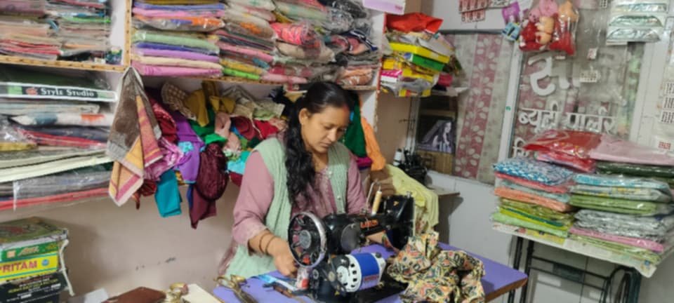 स्वरोजगार से संवरी जिंदगी, पहाड़ की सशक्त महिलाएं कलावती और रामेश्वरी