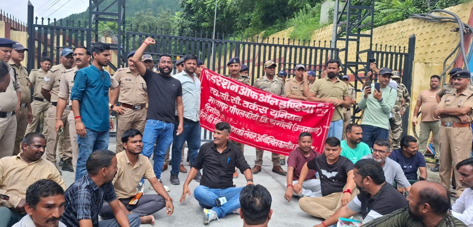 टीएचडीसी टनल हादसे के मुआवजे को लेकर श्रमिकों का प्रदर्शन, अनिश्चितकालीन धरना शुरू