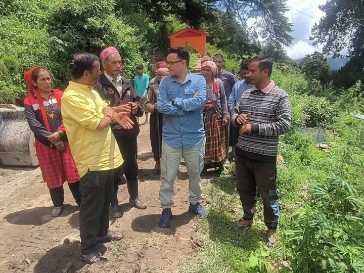 प्रभावित परिवारों को राहत सामग्री और टेंट वितरित