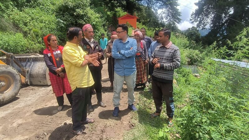 प्रभावित परिवारों को राहत सामग्री और टेंट वितरित