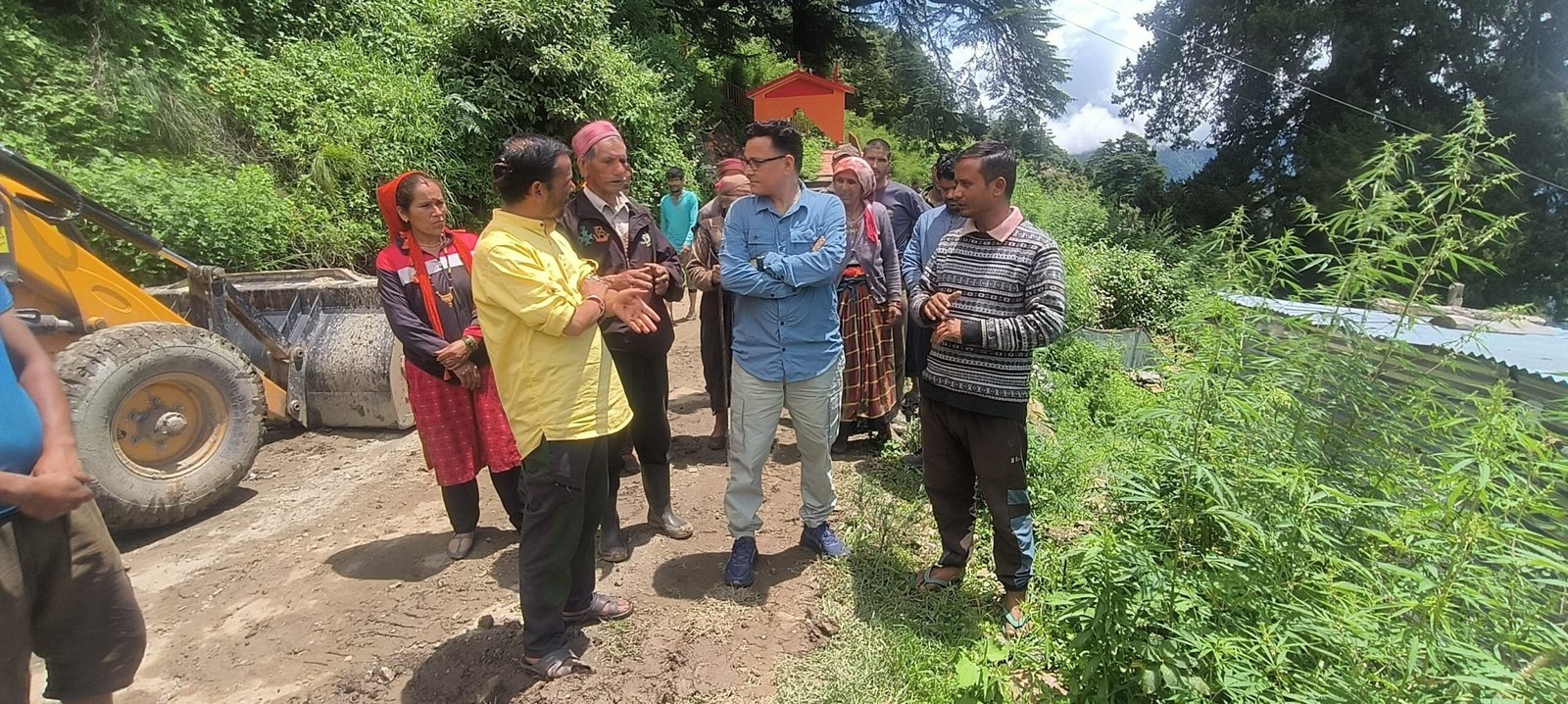 प्रभावित परिवारों को राहत सामग्री और टेंट वितरित