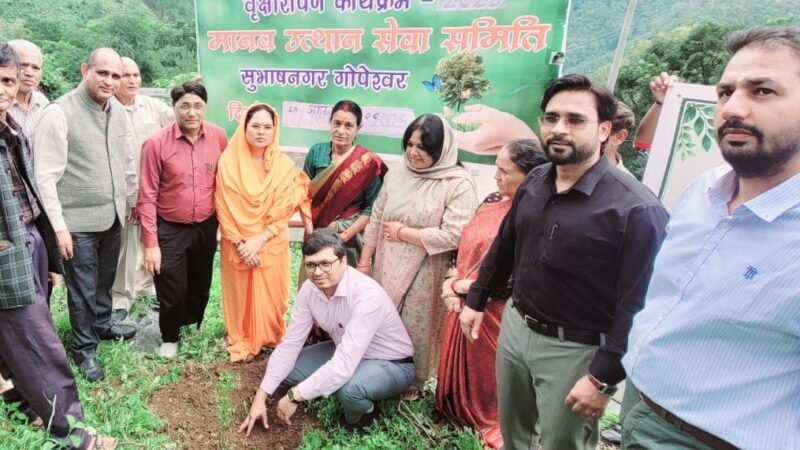 सेन्टर स्कूल परिसर में पौधरोपण, पर्यावरण संरक्षण का लिया संकल्प