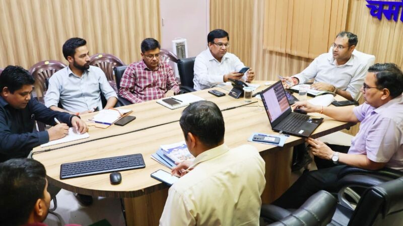 श्रम कार्ड बनाने में सुस्ती पर डीएम गौरव कुमार सख्त, अधिकारियों को दिए निर्देश