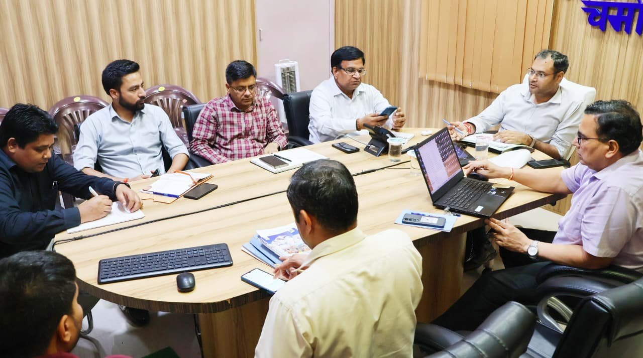 श्रम कार्ड बनाने में सुस्ती पर डीएम गौरव कुमार सख्त, अधिकारियों को दिए निर्देश