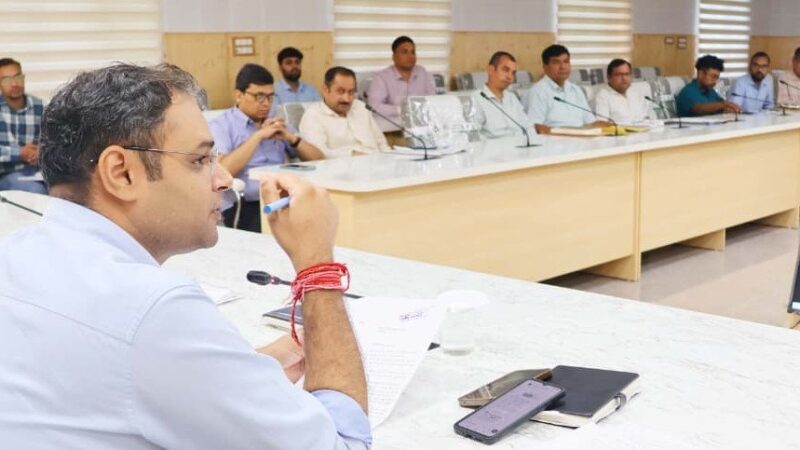 36 दिन से लंबित 16 शिकायतों पर डीएम सख्त, निस्तारण के निर्देश