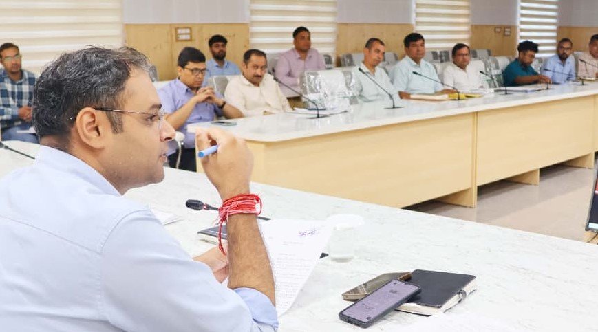 36 दिन से लंबित 16 शिकायतों पर डीएम सख्त, निस्तारण के निर्देश