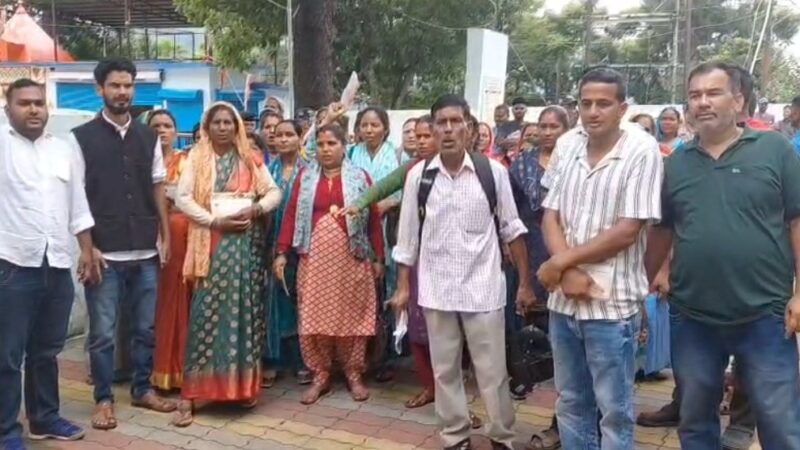 श्रम कार्ड के लिए दर-दर भटक रहे श्रमिक, व्यवस्था पर फूटा गुस्सा
