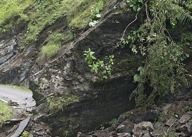 बोल्डर गिरने से निजमुला-बिरही मोटर मार्ग बंद, 12 गांवों का संपर्क कटा