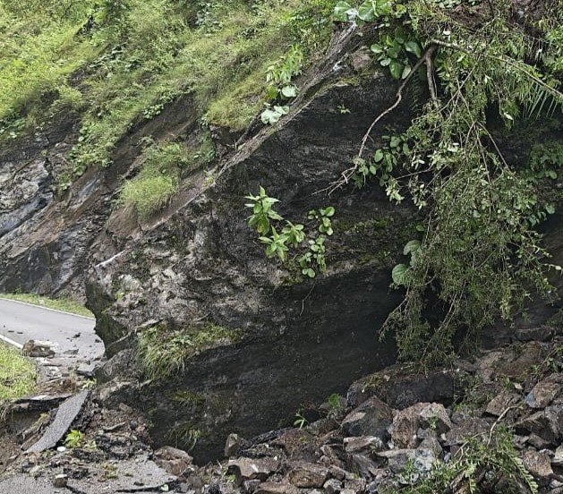 बोल्डर गिरने से निजमुला-बिरही मोटर मार्ग बंद, 12 गांवों का संपर्क कटा