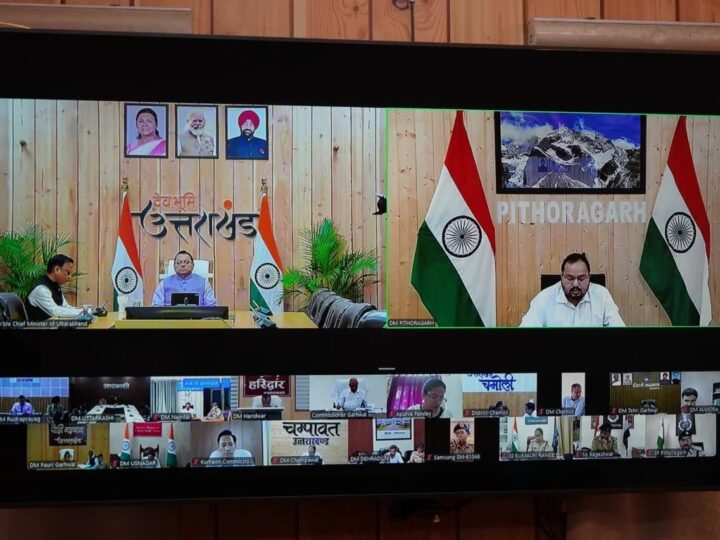 मुख्यमंत्री ने समस्त जिलाधिकारियों के साथ की वर्चुअल बैठक, 15 अक्टूबर तक किसी भी स्थिति में प्रदेश की सभी सड़कों को किया जाए गड्ढामुक्त