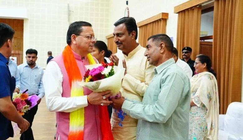 सीएम धामी ने मुख्यमंत्री कैंप कार्यालय में सुनीं जन समस्याएं, प्राथमिकता के आधार पर शीघ्र समाधान सुनिश्चित करने के दिए निर्देश