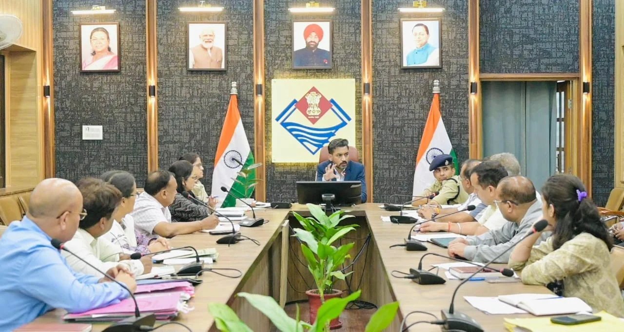 सड़क सुरक्षा पर डीएम डॉ. आशीष चौहान का सख्त एक्शन, ब्लैक स्पॉट होंगे सुरक्षित, हर माह होगी प्रगति समीक्षा