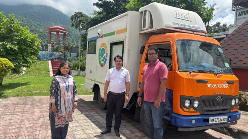 कांवड़ मेले में खाद्य सुरक्षा पर सख्ती, नीलकंठ यात्रा मार्ग पर मोबाइल फूड टेस्टिंग लैब तैनात