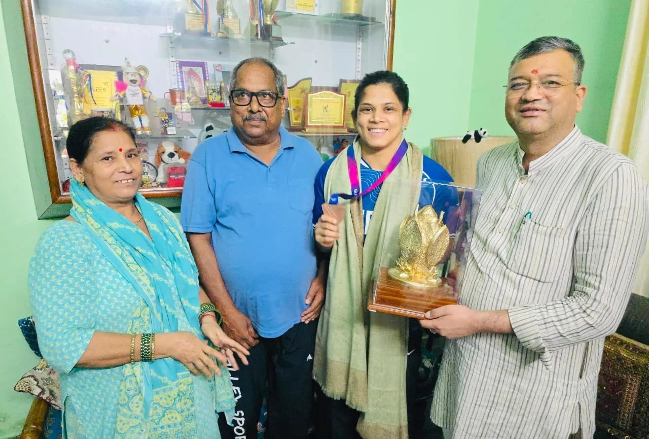 कॉमनवेल्थ गेम्स में कांस्य पदक जीतने वाली उन्नति शर्मा को मेयर सौरभ थपलियाल ने किया सम्मानित