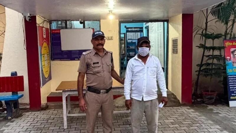 मोबाइल से सट्टा खिलाने वाला आरोपी गिरफ्तार, 5990 रुपये नकद बरामद