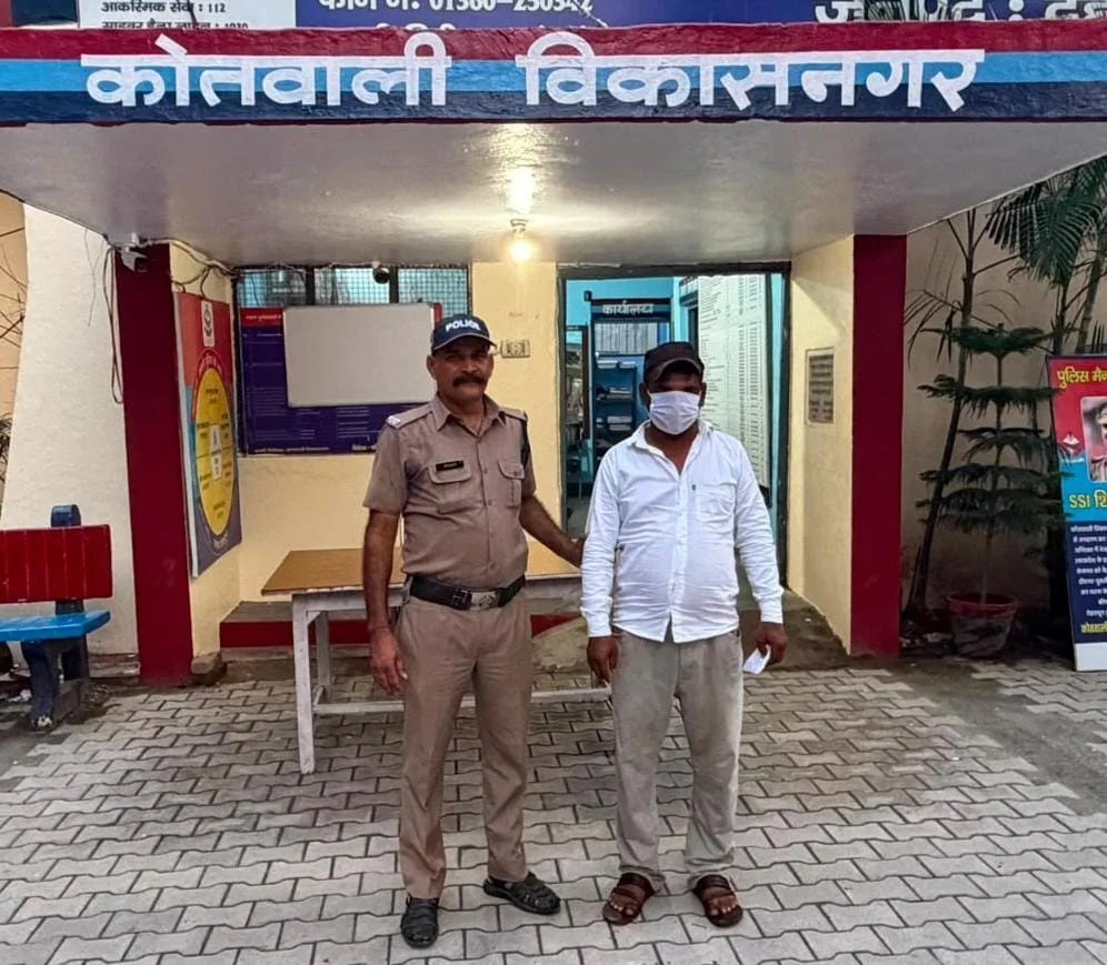 मोबाइल से सट्टा खिलाने वाला आरोपी गिरफ्तार, 5990 रुपये नकद बरामद