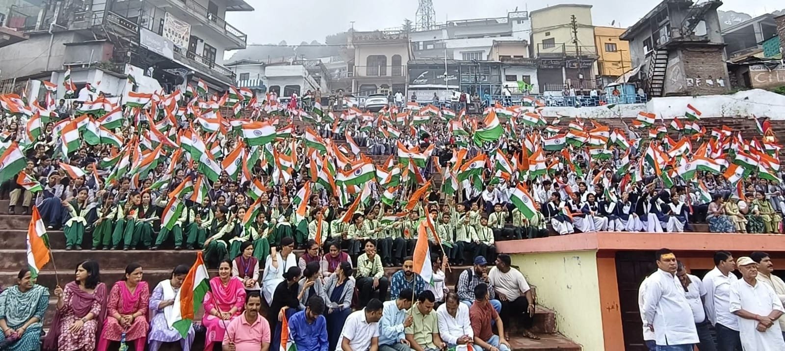 तिरंगे के रंग में रंगा पौड़ी, गूंजे “भारत माता की जय” के जयघोष, कैबिनेट मंत्री डॉ. धन सिंह रावत बोले – तिरंगा देश की आन, बान और शान का प्रतीक