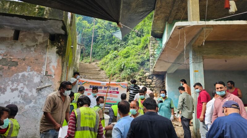 कांवड़ यात्रा के बाद नीलकंठ में चला वृहद स्वच्छता अभियान; डीएम स्वाति एस. भदौरिया के निर्देशन में मंदिर परिसर से पैदल मार्ग, पार्किंग और सार्वजनिक स्थलों तक हुई विशेष सफाई