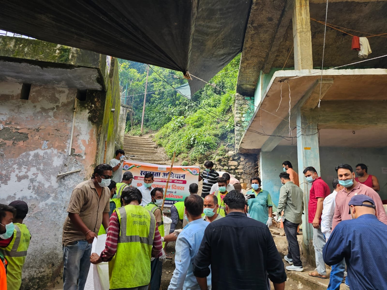 कांवड़ यात्रा के बाद नीलकंठ में चला वृहद स्वच्छता अभियान; डीएम स्वाति एस. भदौरिया के निर्देशन में मंदिर परिसर से पैदल मार्ग, पार्किंग और सार्वजनिक स्थलों तक हुई विशेष सफाई