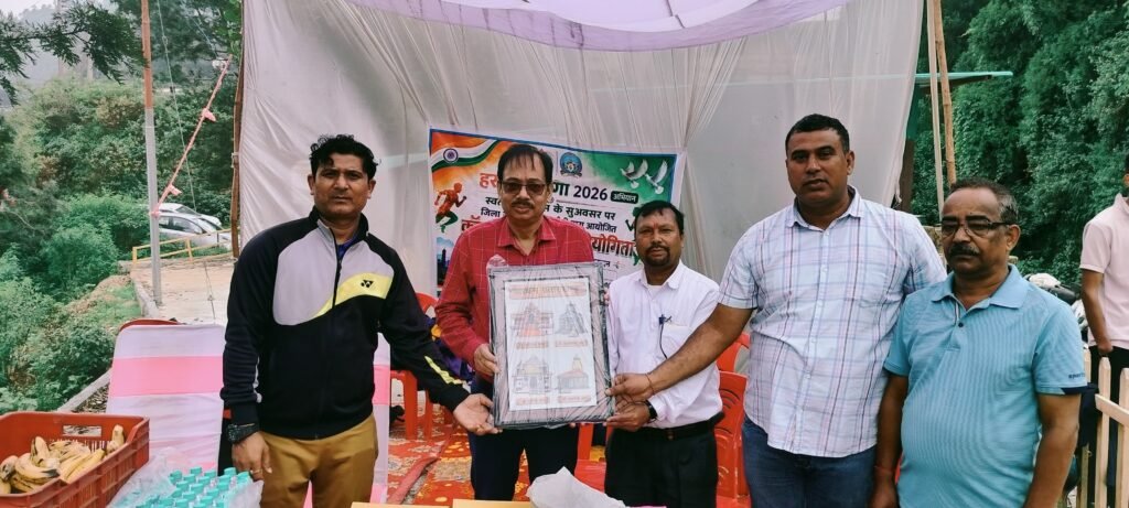 कंडोलिया-टेका मार्ग पर क्रॉस कंट्री में दौड़े 123 खिलाड़ी, सीडीओ अशोक जोशी ने हरी झंडी दिखाकर किया प्रतियोगिता का शुभारंभ
