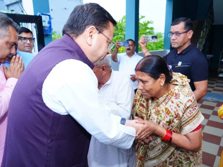 मुख्यमंत्री धामी ने 15 अगस्त की पूर्व संध्या पर शहीद अमित कुमार अणथ्वाल के परिजनों से की भेंट, किया सम्मानित