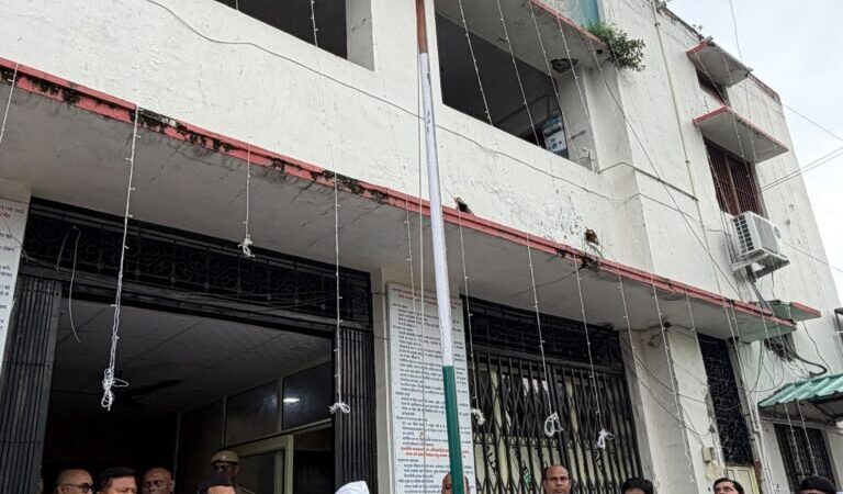 स्वतंत्रता दिवस पर कोटद्वार में राष्ट्रभक्ति का उल्लास, महापौर शैलेन्द्र सिंह रावत ने किया ध्वजारोहण