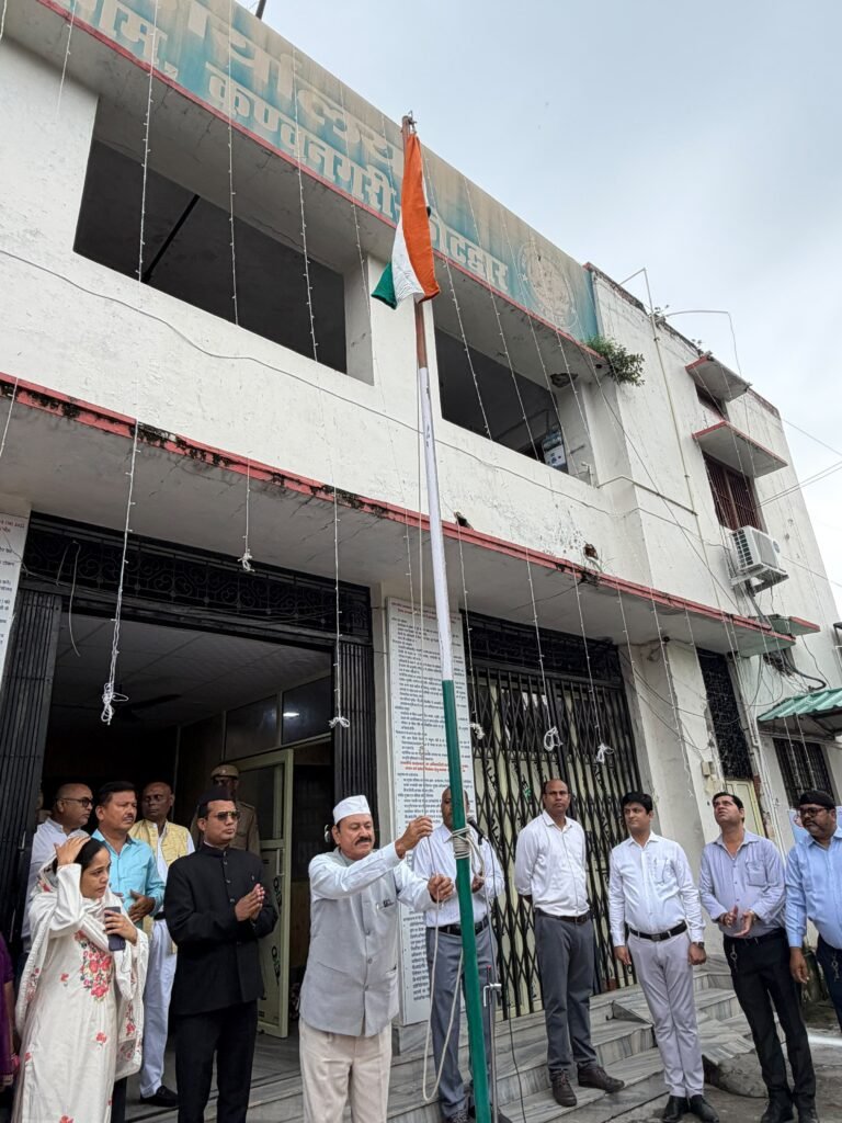 स्वतंत्रता दिवस पर कोटद्वार में राष्ट्रभक्ति का उल्लास, महापौर शैलेन्द्र सिंह रावत ने किया ध्वजारोहण