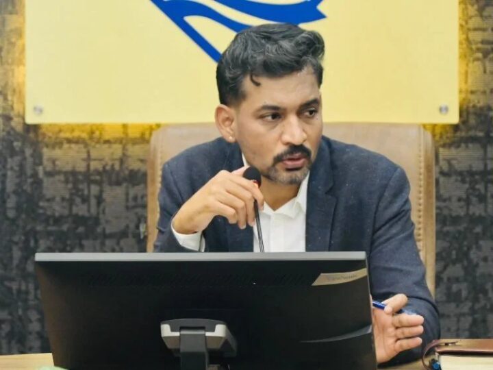 सीएम हेल्पलाइन की लंबित शिकायतों का प्राथमिकता से करें निस्तारणः जिलाधिकारी; 180 दिन से अधिक लंबित शिकायतों पर अधिकारियों को चेतावनी