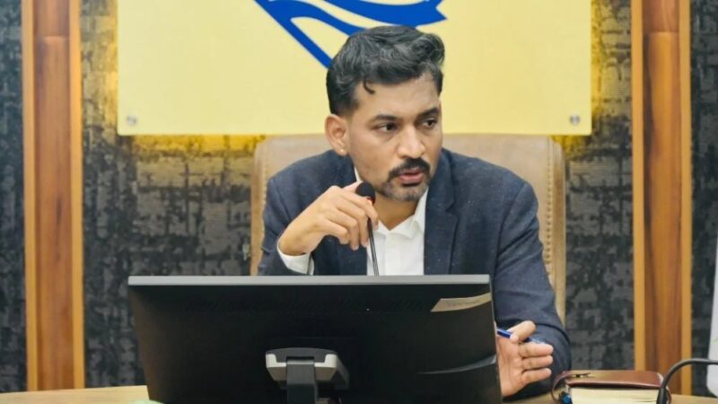 सीएम हेल्पलाइन की लंबित शिकायतों का प्राथमिकता से करें निस्तारणः जिलाधिकारी; 180 दिन से अधिक लंबित शिकायतों पर अधिकारियों को चेतावनी