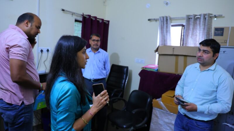 डीएम स्वाति एस. भदौरिया ने आपदा कंट्रोल रूम पहुंचकर प्रभावित क्षेत्रों में राहत एवं बचाव कार्यों का लिया जायजा, दिए निर्देश