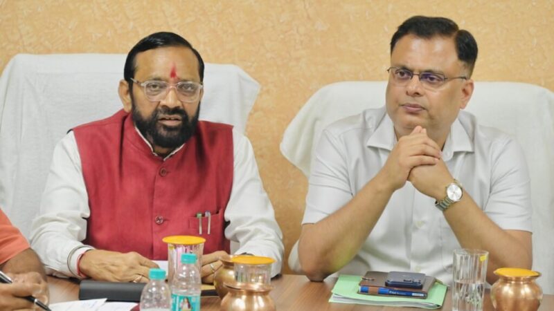 सफाई कर्मचारियों के नए स्थायी पद सृजित करने, रिक्त पदों पर भर्ती, 10 वर्ष की सेवा पूरी कर चुके कार्मिकों के विनियमितीकरण और कल्याण कोष की स्थापना पर हुई चर्चा